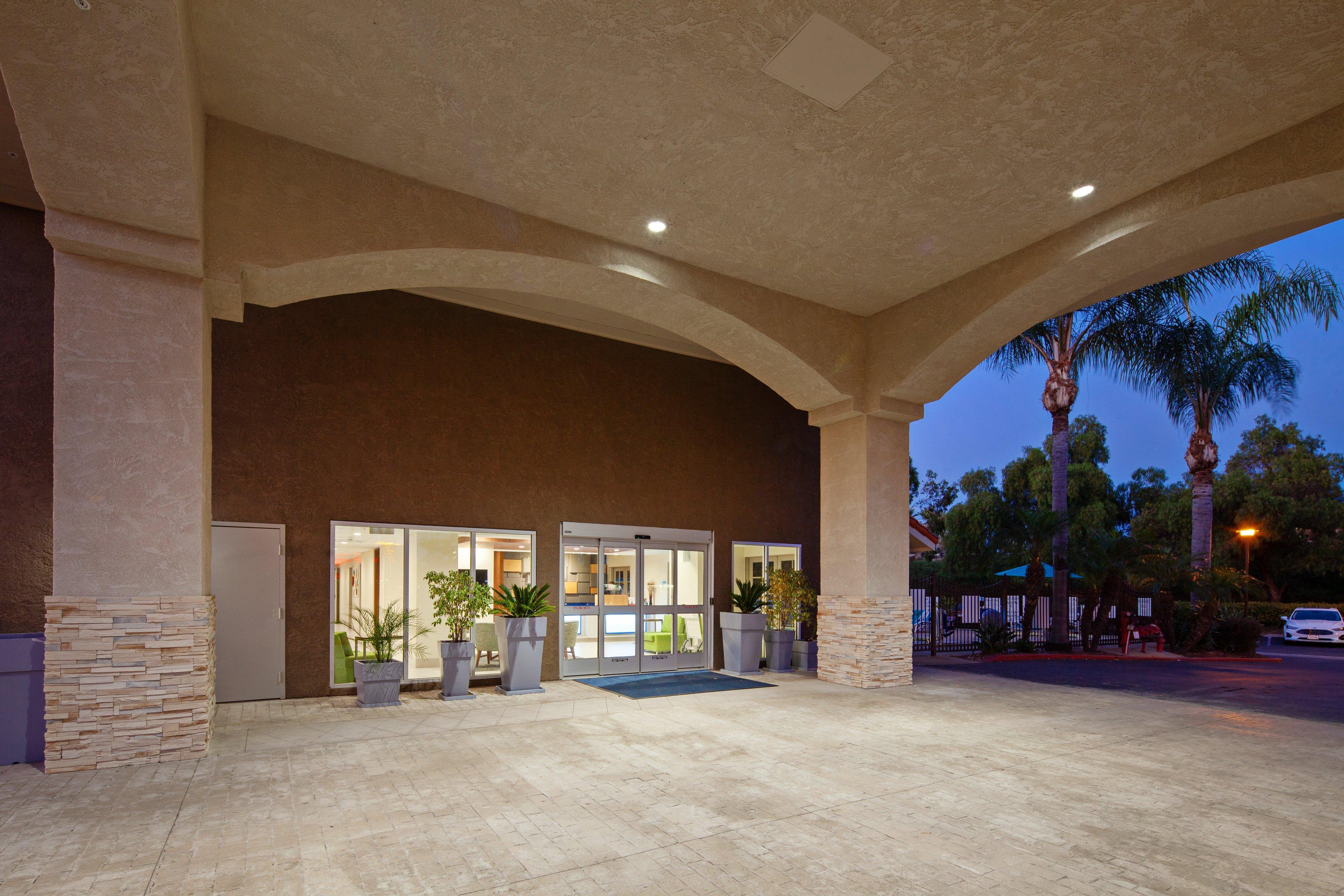 Holiday Inn Express Hotel & Suites San Diego-Escondido By Ihg Bagian luar foto